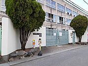 池島学園小学部まで1030m
