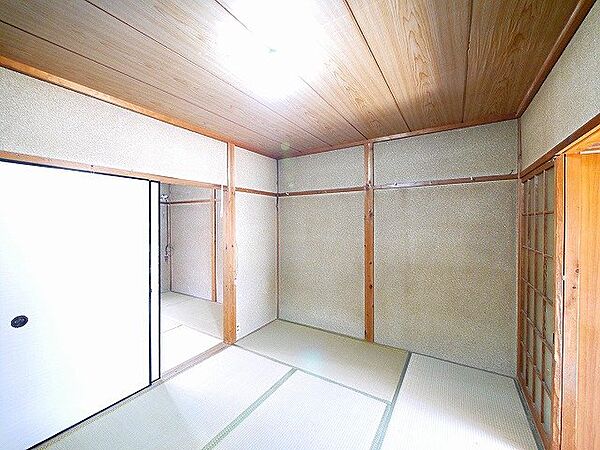 画像22:畳の上でゆっくりとくつろげる和室です