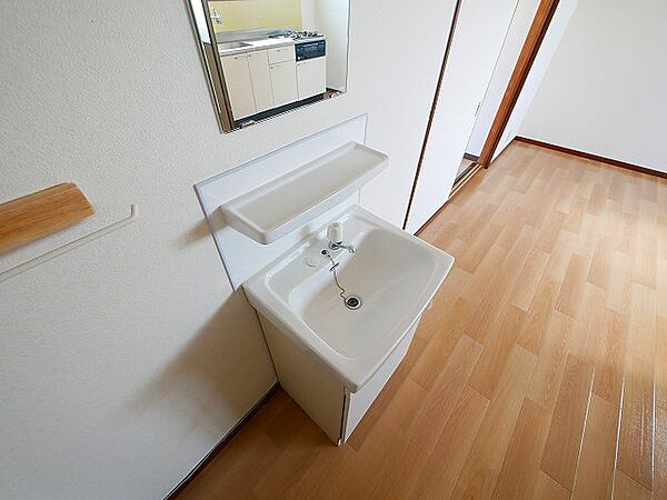 画像23:独立洗面台、小物を置くことができて便利です