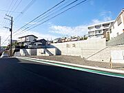 南側に接道するゆとりある道路幅員が広がる開放的なロケーション。陽当たりに優れ、明るく心地よい住環境が整っています。車の出し入れもスムーズで、日々の暮らしにゆとりをもたらします。