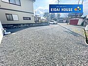 駐車場は6台可能♪家庭菜園やBBQも楽しめます。