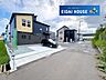 外観：前面道路を含む外観
