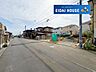 その他：前面道路を含む外観