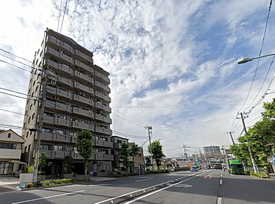 外観：【現地外観写真】都心の喧騒を忘れ、時を刻むたび、穏やかに心が深まっていく。プライベートな時間を上質に彩る、そんな家でありたい