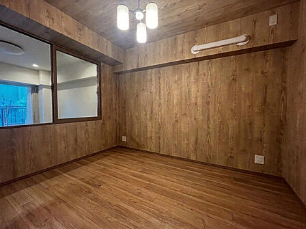 【洋室】部屋全体が木目で飾られ、まるで木の中で過ごしているような落ち着く空間が広がっております。※AIによる写真編集済