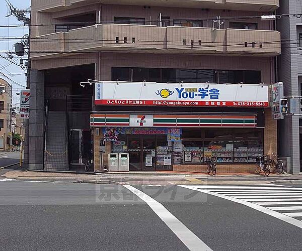 画像30:セブンイレブン京都西大路六角店まで49m 西大路三条の交差点、南の方向にいくとございます。