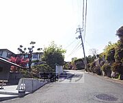 坂の真ん中あたりにあります。