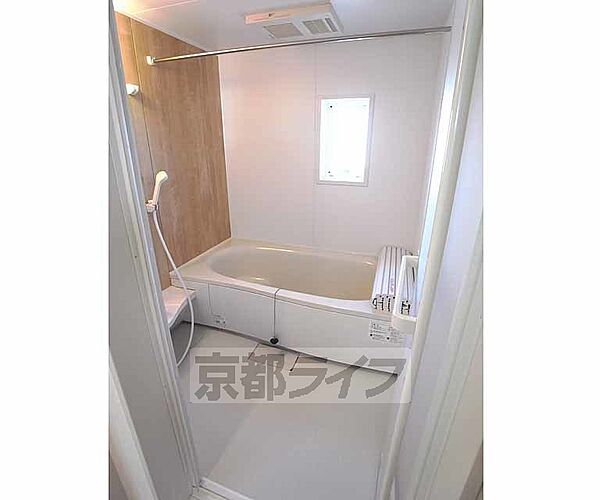 画像18:小窓があり換気のしやすいお風呂です。