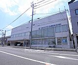 京都信用金庫 東桂支店まで230m 広い道路沿いで使いやすい