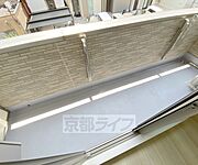 南向きのバルコニーです。前面道路で日当たり良いです。
