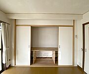 玄関隣の洋室の収納です。