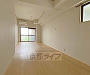 108帖の広々とした居室です。角部屋で2面窓があります。
