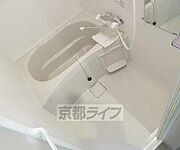 広々としたバスルームです