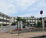 平野小学校まで569m