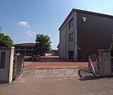 四条中学校まで861m 西小路四条の交差点の南西方向になります。