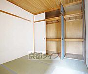 なんと、壁一面が収納になっています