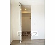 広いウォークインクローゼット。