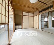 懐かしい昭和レトロガラスに木製サッシ枠の物件です。