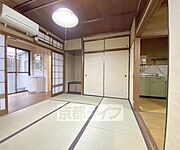 落ち着いた雰囲気の6帖和室です。
