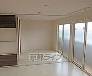 大窓付きの明るいリビングです・