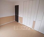 この部屋にも収納がありますよ。