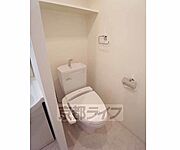 棚付ウォシュレット付きのトイレット