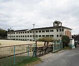 雄琴小学校まで798m