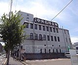 京都中央信用金庫 西五条支店まで148m 国道から見える位置にあります。周辺にはコインパーキングが多数ございます。