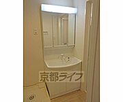 広々とした洗面台です