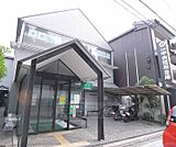 京都中央信用金庫 桃山支店まで298m 御香宮の南側。桃山御陵駅からすぐです。栄えております。