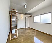 ロフト付きのお部屋なので天井も高く開放感があります。
