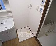 洗濯機は洗面所に設置可能です。