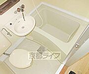 広めのユニットバスです