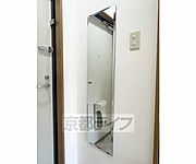 玄関に鏡ございます