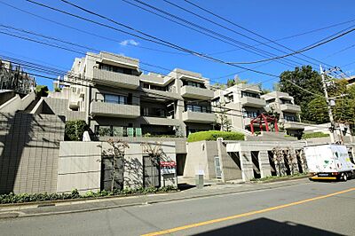 外観：小田急線「生田」駅まで、徒歩13分！　ペットと暮らせるマンションです♪