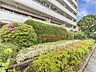 その他：マンションの敷地内には、植栽が施されております♪