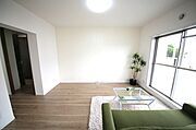 明るい光が差し込む、心地のよいリビングでございます♪
