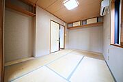 縁側の向こうにはお庭が広がる心落着く和室です♪