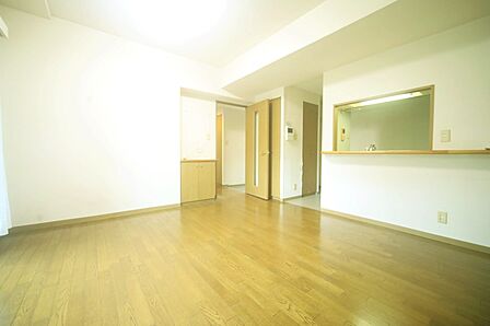 専用庭&テラスに面した、明るいリビングとなっております♪