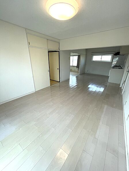 最上階の南西角部屋! LDKは約14帖ございます♪