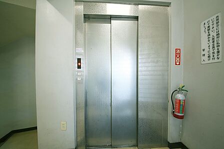 エレベータがございます。　総戸数は85戸です