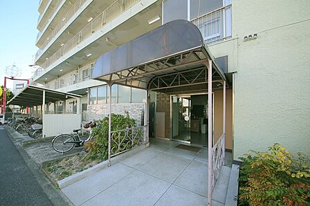 マンションの敷地内には、植栽が施されております♪