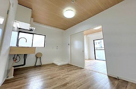4階部分の角部屋で、日差しの射し込む明るいダイニングです♪