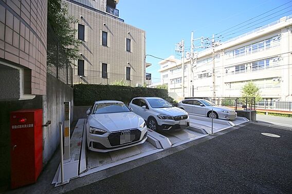 敷地内駐車場で...