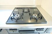 三ツ口コンロのある、システムキッチンです。