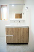 三面鏡のシャンプードレッサーで、お出かけ前の身支度もスムーズに♪