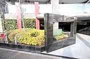 エントランスの横には、植栽が施されております♪