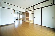現況空室です！　家族の集うダイニングは明るく、家族団欒できますね♪