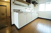 吊り戸棚付き！　明るいキッチンスペースです♪