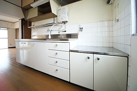 窓があり、明るいキッチンスペースとなっております♪